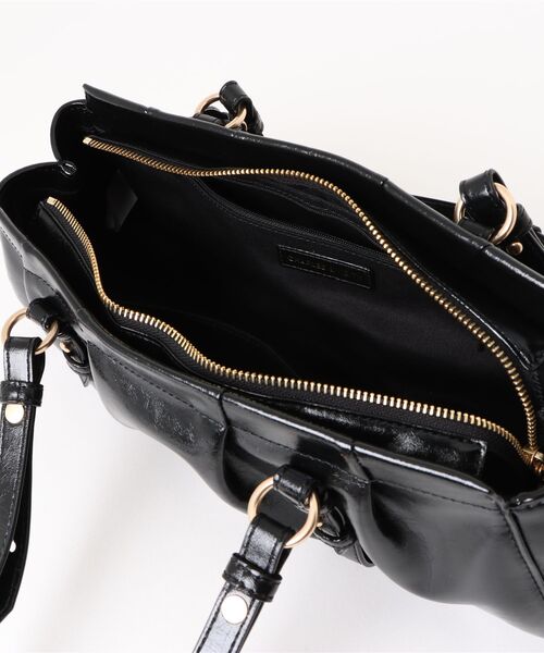 CHARLES & KEITH（チャールズ & キース）の「Britton ブリットン ルーシュドイロンゲイトショルダーバッグ（トートバッグ・レディース・ブラック/チョコ・M）」の9枚目の写真