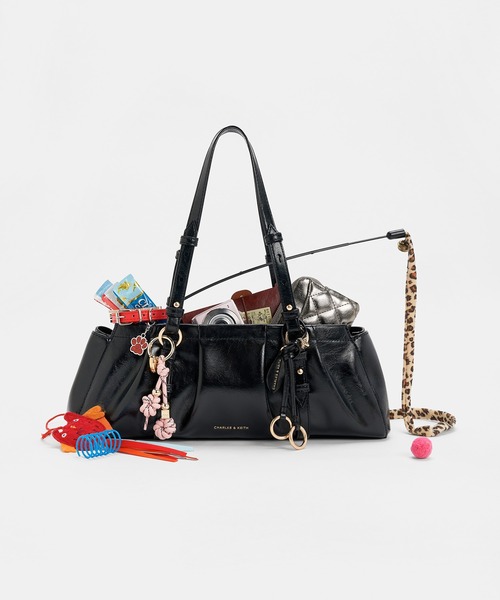 CHARLES & KEITH（チャールズ & キース）の「Britton ブリットン ルーシュドイロンゲイトショルダーバッグ（トートバッグ・レディース・ブラック/チョコ・M）」の6枚目の写真