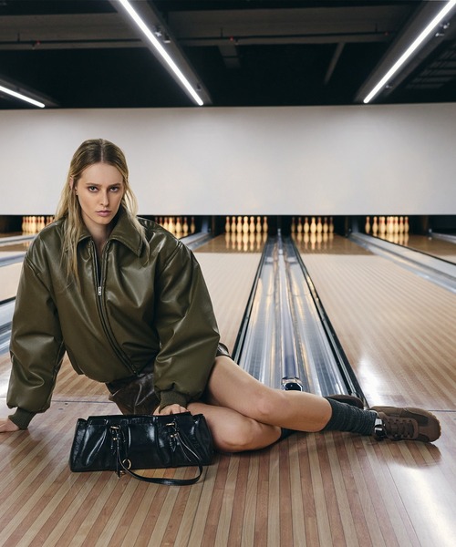 CHARLES & KEITH（チャールズ & キース）の「Britton ブリットン ルーシュドイロンゲイトショルダーバッグ（トートバッグ・レディース・ブラック/チョコ・M）」の18枚目の写真