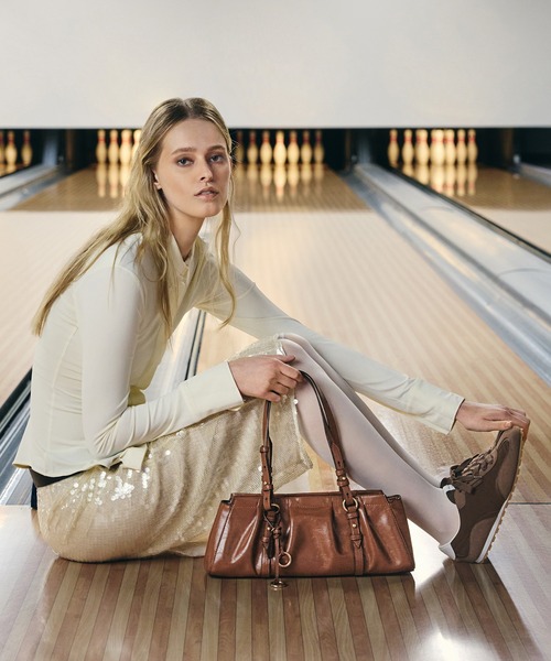 CHARLES & KEITH（チャールズ & キース）の「Britton ブリットン ルーシュドイロンゲイトショルダーバッグ（トートバッグ・レディース・ブラック/チョコ・M）」の21枚目の写真