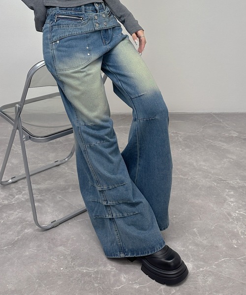 FOLLOWIN(フォロウィン)の「クロスベルト フレアデニムパンツ(デニムパンツ・レディース・ブルー/ブラック・LARGE/MEDIUM/SMALL)」の2枚目の写真