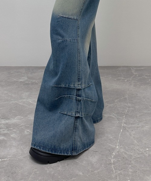 FOLLOWIN(フォロウィン)の「クロスベルト フレアデニムパンツ(デニムパンツ・レディース・ブルー/ブラック・LARGE/MEDIUM/SMALL)」の19枚目の写真