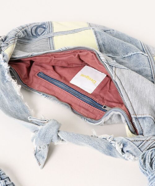 Desigual(デシグアル)の「パッチワークデニム フリンジハンドバッグ(ショルダーバッグ・レディース・ブルー・FREE)」の4枚目の写真