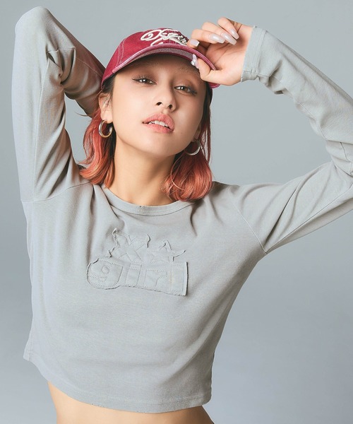 X-girl（エックスガール）の「DISTRESSED LOGO PATCH L/S COMPACT TOP（Tシャツ/カットソー・レディース・グレー/ブラウン・ONE SIZE）」の2枚目の写真