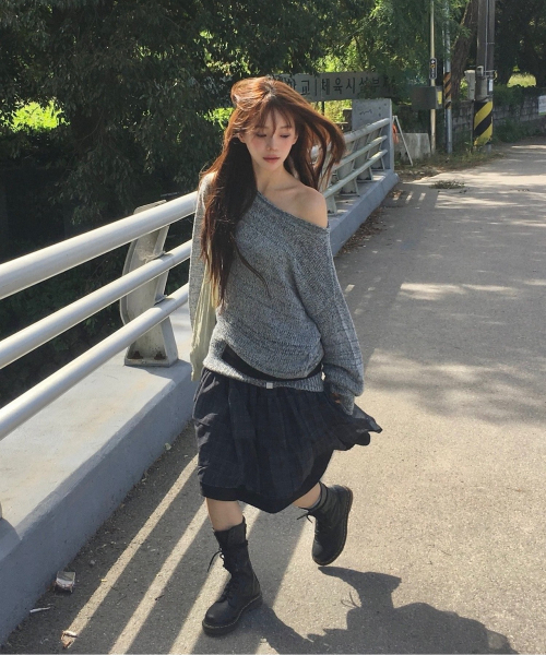 TUOMIO（トゥオミオ）の「OVERSIZED GLITTER SWEATER [DUSTY BLUE]（ニット/セーター・レディース・その他・F）」の5枚目の写真