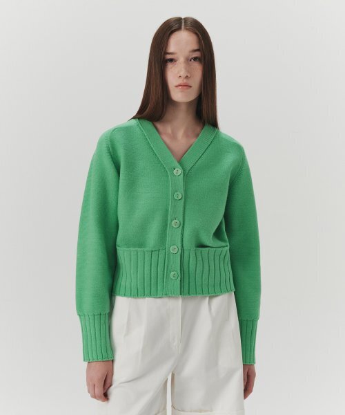 LEVAR（レバー）の「Pocket V-neck Knit Cardigan - Green（カーディガン/ボレロ・レディース・グリーン・FREE）」の2枚目の写真