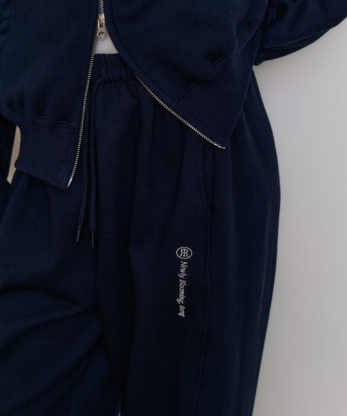 REORG（リオルグ）の「REORG DAILY NEEDLEWORK JOGGER PANTS NAVY（スウェットパンツ・レディース・その他・MEDIUM）」の2枚目の写真