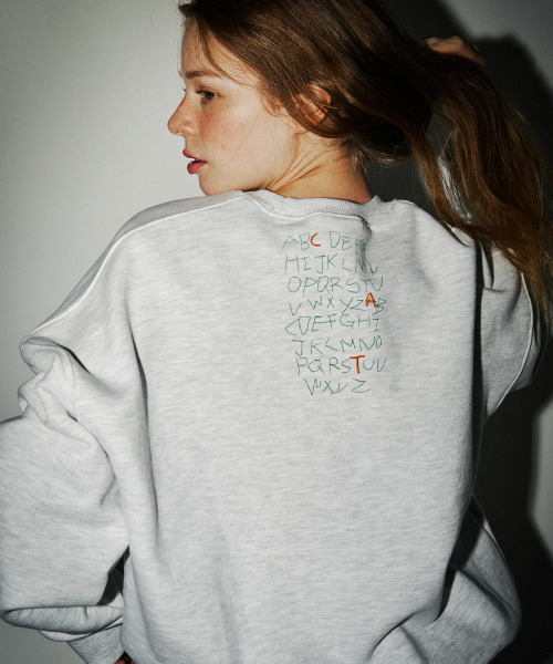 SARANAGI(サラナギ)の「SE057- sweatshirt (white melange -green)(スウェット・レディース・ライトグレー・FREE)」の4枚目の写真