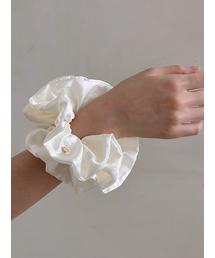 OAR（オーエーアール）の「Twin Glossy Scrunchie [Ivory]（シュシュ）」