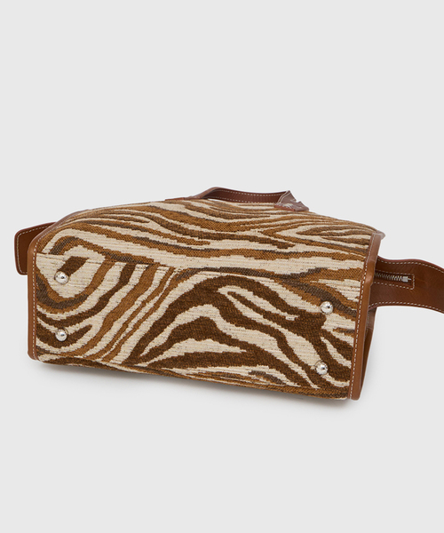 Spick & Span（スピックアンドスパン）の「《一部店舗+WEB限定》A VACATION/ア ヴァケーション SABRINA ZEBRA/A（ショルダーバッグ・レディース・ブラウン・FREE）」の6枚目の写真