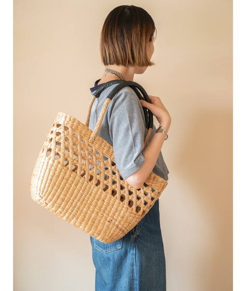 LILA&FLEUR(リラアンドフルール)の「Water Hyacints Bias Basket/ L(かごバッグ・レディース・ナチュラル・LARGE)」の2枚目の写真