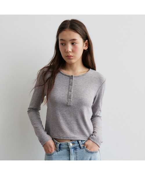 MAGNET ARCHIVE(マグネット アーカイブ)の「Vera Stripe Henley Neck Tee (Mocha Beige)(Tシャツ/カットソー・レディース・ダークベージュ・FREE)」の1枚目の写真