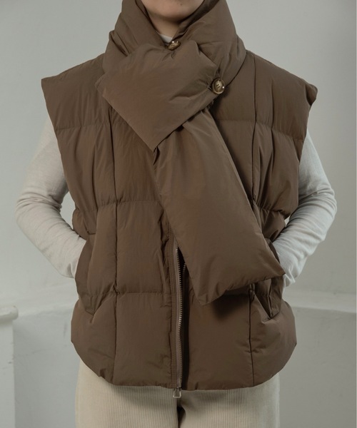 lawgy(ラウジー)の「muffler set round hem quilting vest / マフラーセットラウンドヘムキルティングベスト(その他アウター・レディース・アイボリー/ブラック/ブラウン・FREE)」の3枚目の写真