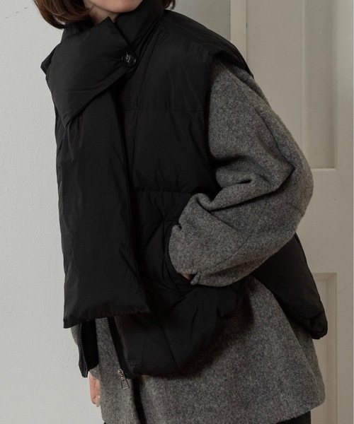 lawgy(ラウジー)の「muffler set round hem quilting vest / マフラーセットラウンドヘムキルティングベスト(その他アウター・レディース・アイボリー/ブラック/ブラウン・FREE)」の1枚目の写真