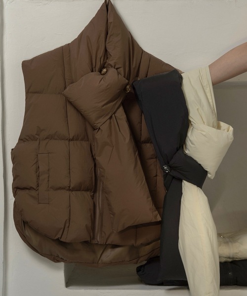 lawgy(ラウジー)の「muffler set round hem quilting vest / マフラーセットラウンドヘムキルティングベスト(その他アウター・レディース・アイボリー/ブラック/ブラウン・FREE)」の10枚目の写真