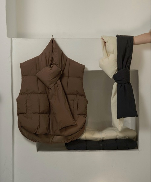lawgy(ラウジー)の「muffler set round hem quilting vest / マフラーセットラウンドヘムキルティングベスト(その他アウター・レディース・アイボリー/ブラック/ブラウン・FREE)」の4枚目の写真