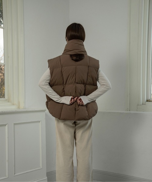 lawgy(ラウジー)の「muffler set round hem quilting vest / マフラーセットラウンドヘムキルティングベスト(その他アウター・レディース・アイボリー/ブラック/ブラウン・FREE)」の7枚目の写真