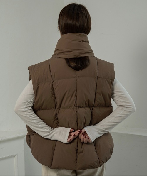 lawgy(ラウジー)の「muffler set round hem quilting vest / マフラーセットラウンドヘムキルティングベスト(その他アウター・レディース・アイボリー/ブラック/ブラウン・FREE)」の6枚目の写真