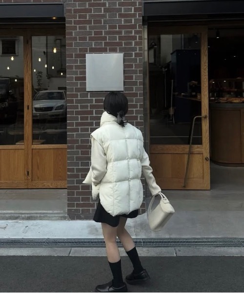 lawgy（ラウジー）の「muffler set round hem quilting vest / マフラーセットラウンドヘムキルティングベスト（その他アウター・レディース・アイボリー/ブラック/ブラウン・FREE）」の18枚目の写真