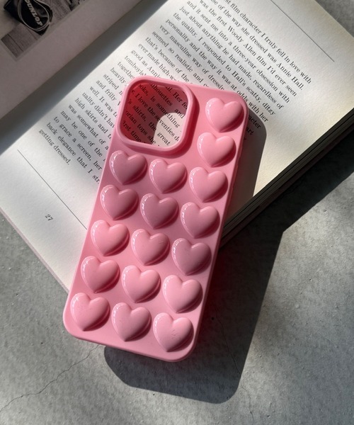 SANSeLF(サンセルフ)の「【SANSeLF】ハートエンボススマホケース iPhoneカバー アイフォンケース sac26s002(スマホケース/カバー・レディース・クリア/ブラック/ピンク・iPhone 17/iPhone 16/iPhone 15)」の1枚目の写真