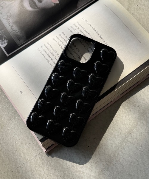 SANSeLF(サンセルフ)の「【SANSeLF】ハートエンボススマホケース iPhoneカバー アイフォンケース sac26s002(スマホケース/カバー・レディース・クリア/ブラック/ピンク・iPhone 17/iPhone 16/iPhone 15)」の2枚目の写真