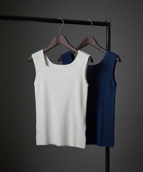 qualite（カリテ）の「【前後で着用可能！新色追加】2WAYスクエアノースリーブニット/インナー/春服/夏服/オフィスカジュアル（タンクトップ・レディース・ブルー/オフホワイト/ブラック・フリー）」の4枚目の写真