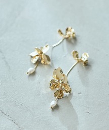 Audie a Muses（オーディアミューズ）の「メタルフラワースイングピアス（ピアス（両耳用））」