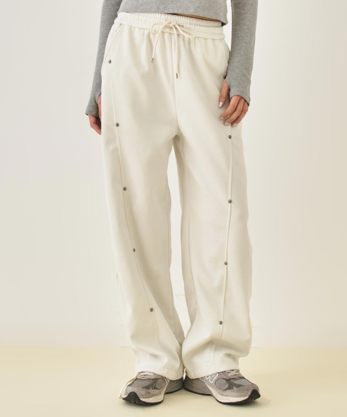 ANAP(アナップ)の「スタッズデザインボンディングスウェットパンツ 【セットアップ対応】(スウェットパンツ・レディース・アイボリー/カーキ/ブラック・F)」の2枚目の写真