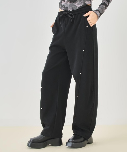 ANAP(アナップ)の「スタッズデザインボンディングスウェットパンツ 【セットアップ対応】(スウェットパンツ・レディース・アイボリー/カーキ/ブラック・F)」の3枚目の写真