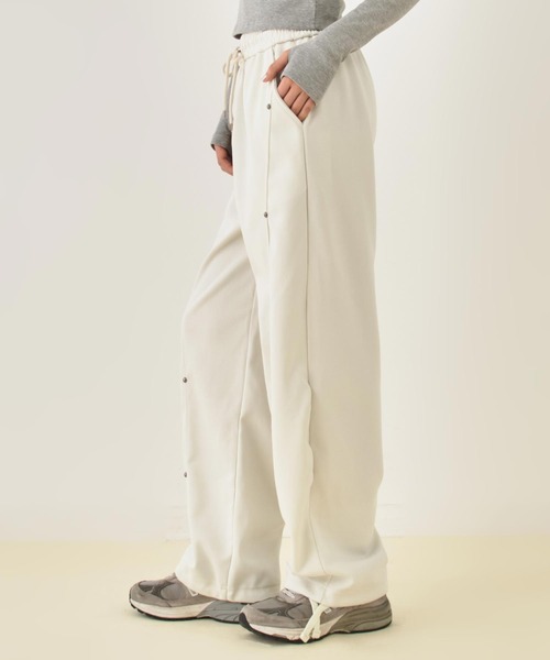 ANAP(アナップ)の「スタッズデザインボンディングスウェットパンツ 【セットアップ対応】(スウェットパンツ・レディース・アイボリー/カーキ/ブラック・F)」の4枚目の写真