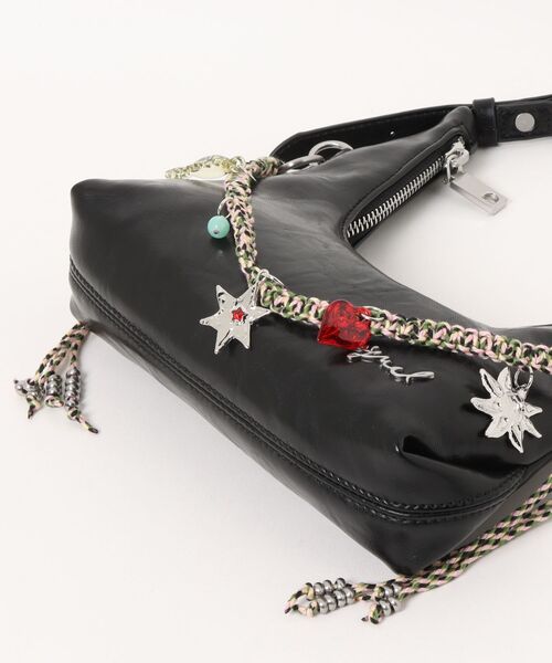 Desigual（デシグアル）の「チェーン＆マルチチャーム付きミニショルダーバッグ（財布・レディース・ブラック・FREE）」の7枚目の写真