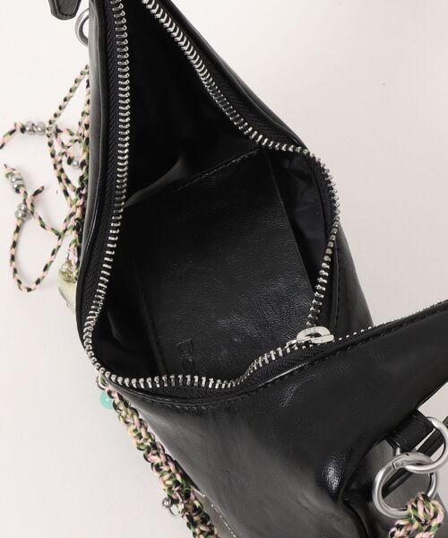 Desigual（デシグアル）の「チェーン＆マルチチャーム付きミニショルダーバッグ（財布・レディース・ブラック・FREE）」の8枚目の写真