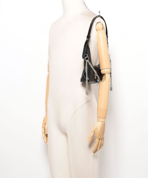 Desigual（デシグアル）の「チェーン＆マルチチャーム付きミニショルダーバッグ（財布・レディース・ブラック・FREE）」の9枚目の写真