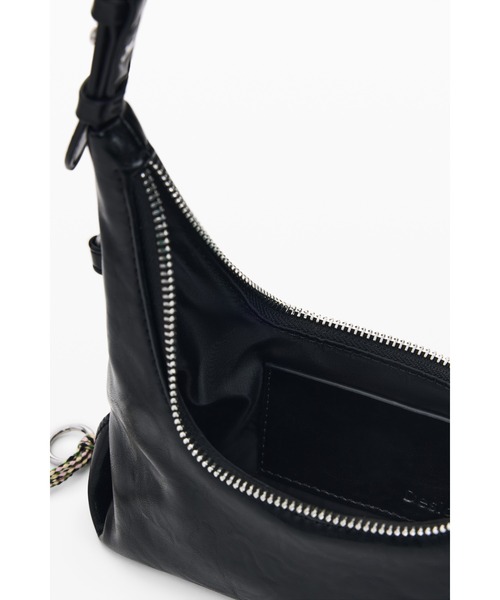 Desigual（デシグアル）の「チェーン＆マルチチャーム付きミニショルダーバッグ（財布・レディース・ブラック・FREE）」の5枚目の写真