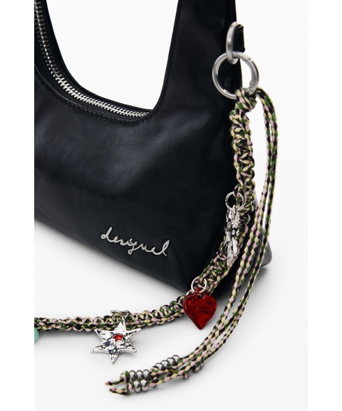 Desigual（デシグアル）の「チェーン＆マルチチャーム付きミニショルダーバッグ（財布・レディース・ブラック・FREE）」の4枚目の写真