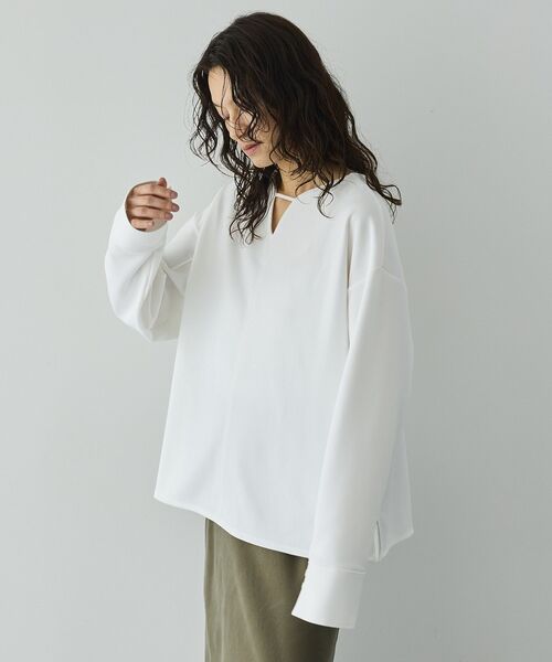 GARAGE OF GOOD CLOTHING（ガレージオブグッドクロージング）の「【日本製】ジョーゼットジャージ-2WayTブラウス（シャツ/ブラウス・レディース・ベージュ/ホワイト・FREE）」の4枚目の写真