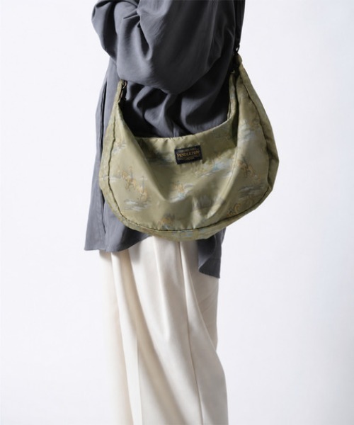 PENDLETON(ペンドルトン)の「【 PENDLETON / ペンドルトン 】ECOPET PRINT BANANA BAG / エコペットプリントバナナバッグ(ショルダーバッグ・レディース・オフホワイト/ブルー/オリーブ・FREE)」の2枚目の写真