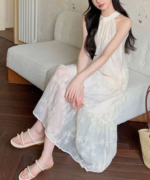 &soiree(アンドソワレ)の「ハイネックノースリーブフレアワンピース(ワンピース・レディース・アイボリー・X-LARGE/LARGE/MEDIUM/SMALL)」の4枚目の写真