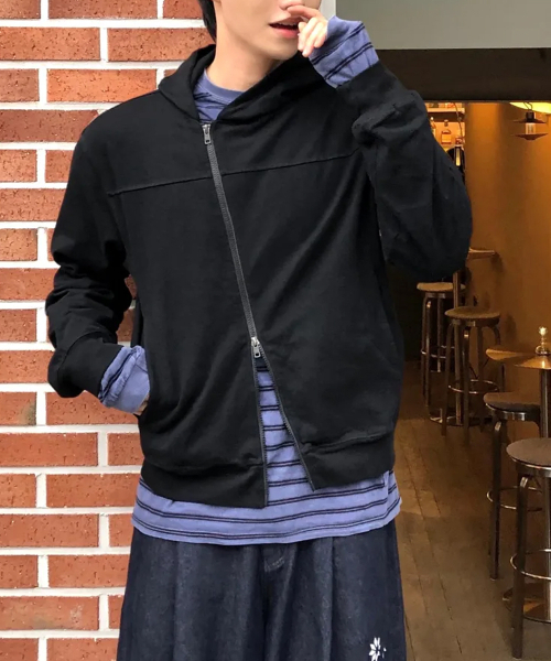 INTEMPOMOOD(インテンポムード)の「スキュー ジップアップフードパーカー_ブラック(パーカー・メンズ・ブラック・MEDIUM/LARGE)」の1枚目の写真