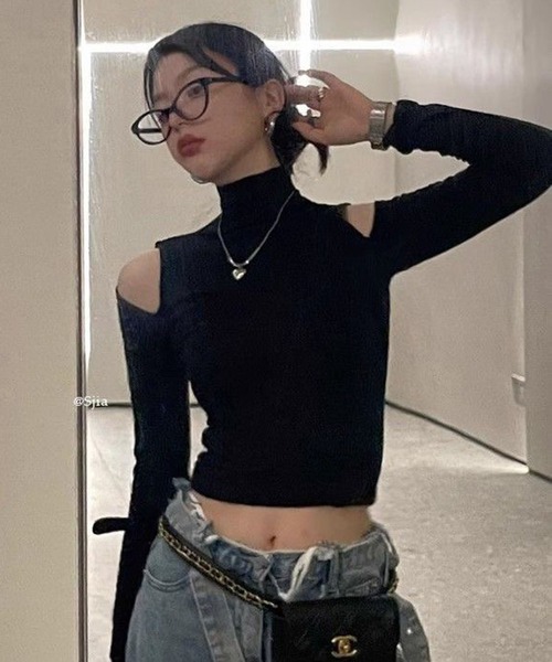 VIBGYOR(ヴィブジョー)の「【EIZZ/アイズ】ショルダーオープン ハイネック クロップド ロングスリーブ トップス(Tシャツ/カットソー・レディース・ブラック/グレー・FREE)」の10枚目の写真