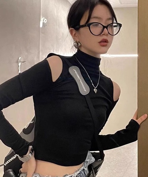 VIBGYOR(ヴィブジョー)の「【EIZZ/アイズ】ショルダーオープン ハイネック クロップド ロングスリーブ トップス(Tシャツ/カットソー・レディース・ブラック/グレー・FREE)」の7枚目の写真