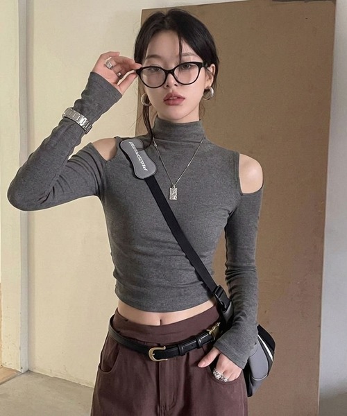 VIBGYOR(ヴィブジョー)の「【EIZZ/アイズ】ショルダーオープン ハイネック クロップド ロングスリーブ トップス(Tシャツ/カットソー・レディース・ブラック/グレー・FREE)」の4枚目の写真