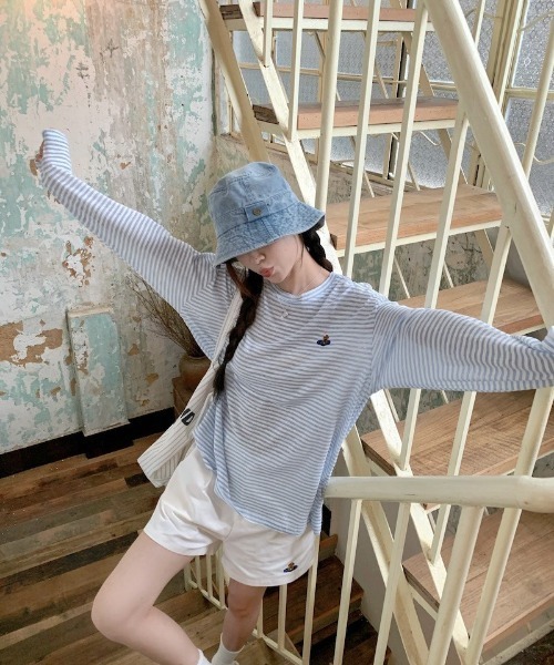 Ritzy(リッツィー)の「薄手オーバーサイズ ボーダー長袖 T シャツ(Tシャツ/カットソー・レディース・ブルー・M)」の1枚目の写真
