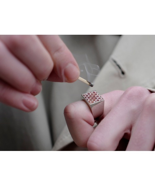 D'heygere(ディヘラ)の「Match Striker Signet Ring(リング・レディース・ゴールド/シルバー・1)」の4枚目の写真