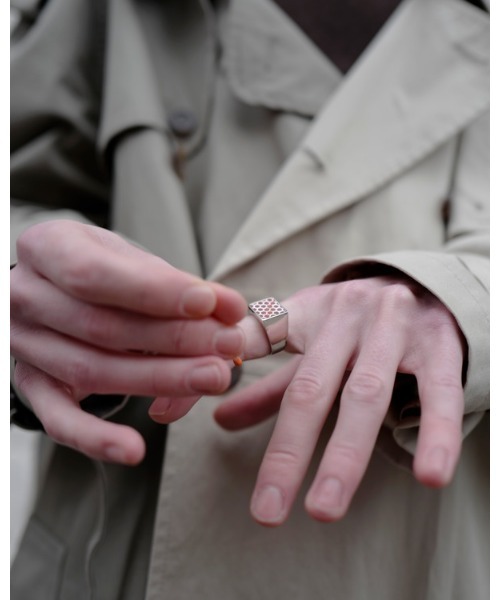 D'heygere(ディヘラ)の「Match Striker Signet Ring(リング・レディース・ゴールド/シルバー・1)」の3枚目の写真