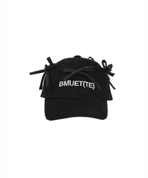 BMUETTE（ビムウィエ）の「リボンディテールロゴ刺繍ボールキャップブラック（キャップ）」