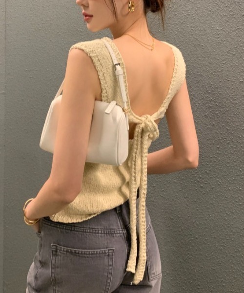 CHUL(チュル)の「バックリボンニットトップス ノースリーブ フェミニン きれいめ トップス(その他トップス・レディース・ブラウン/ホワイト/ブラック/アイボリー・FREE)」の2枚目の写真