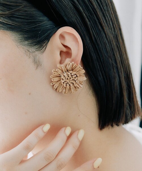 ear PAPILLONNER（イアパピヨネ）の「ラタンフラワーピアス（ピアス（両耳用）・レディース・ホワイト/サンドベージュ・FREE）」の2枚目の写真