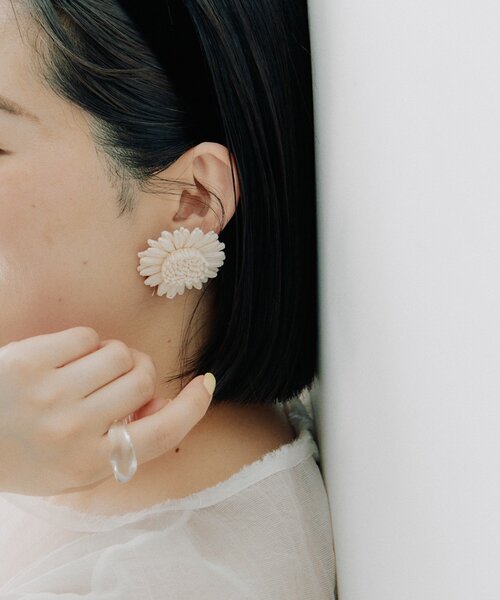 ear PAPILLONNER（イアパピヨネ）の「ラタンフラワーピアス（ピアス（両耳用）・レディース・ホワイト/サンドベージュ・FREE）」の6枚目の写真