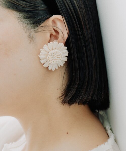 ear PAPILLONNER（イアパピヨネ）の「ラタンフラワーピアス（ピアス（両耳用）・レディース・ホワイト/サンドベージュ・FREE）」の7枚目の写真